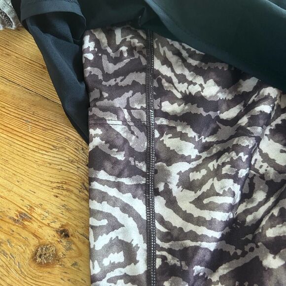 Fabletics Small Athletic Shorts Sloane Running Short Black/Smokey Runyon - Picture 5 of 9